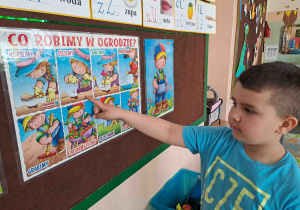 Dzieci nazywają czynności wykonywane w ogrodzie i wskazują je na obrazkach
