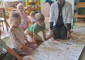 Dzieci omawiają plakat na temat higieny osobistej