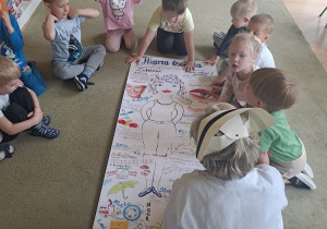 Pani pielęgniarka prezentuje plakat na temat higieny osobistej