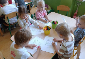 Dzieci kolorują obrazki nawiązujące do czytanej książki