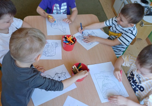 Dzieci kolorują obrazki nawiązujące do czytanej książki