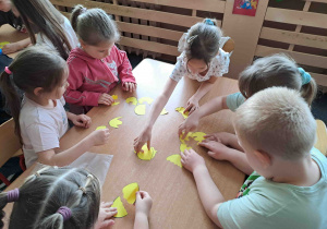Ćwiczenia koordynacji wzrokowo - ruchowej - składanie pisanek