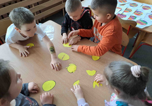 Ćwiczenia koordynacji wzrokowo - ruchowej - składanie pisanek
