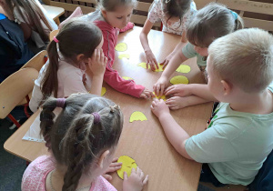 Ćwiczenia koordynacji wzrokowo - ruchowej - składanie pisanek
