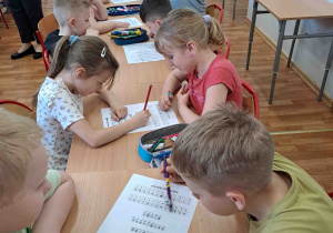 Dzieci biorą udział w zajęciach szkolnych