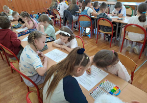 Dzieci biorą udział w zajęciach szkolnych
