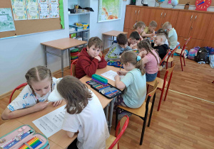 Dzieci biorą udział w zajęciach szkolnych