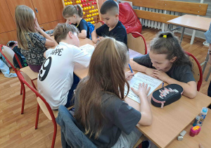 Dzieci biorą udział w zajęciach szkolnych