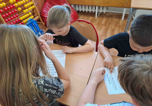 Dzieci biorą udział w zajęciach szkolnych
