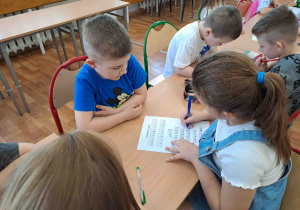 Dzieci biorą udział w zajęciach szkolnych