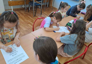 Dzieci biorą udział w zajęciach szkolnych