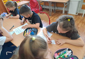 Dzieci biorą udział w zajęciach szkolnych