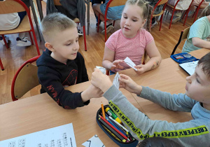 Dzieci biorą udział w zajęciach szkolnych