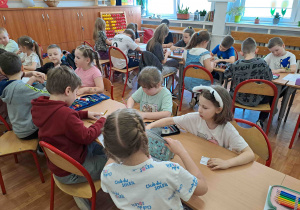 Dzieci biorą udział w zajęciach szkolnych
