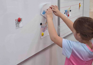 Dzieci biorą udział w zajęciach szkolnych