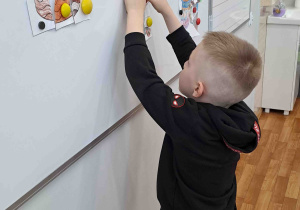 Dzieci biorą udział w zajęciach szkolnych