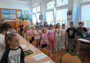Dzieci biorą udział w zajęciach szkolnych