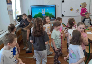 Dzieci biorą udział w zajęciach szkolnych