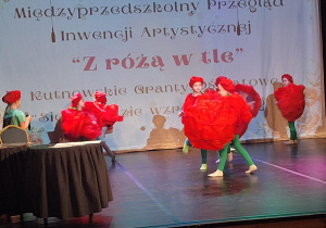 Dzieci podczas występu na scenie