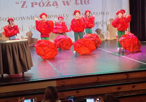 Dzieci podczas występu na scenie