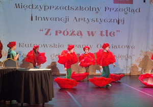 Dzieci podczas występu na scenie