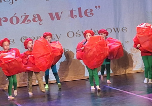 Dzieci podczas występu na scenie