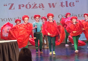 Dzieci podczas występu na scenie