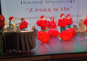 Dzieci podczas występu na scenie