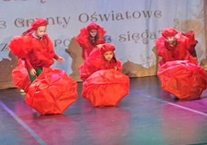 Dzieci podczas występu na scenie