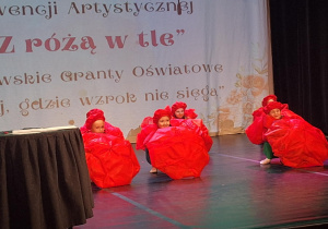 Dzieci podczas występu na scenie