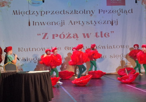 Dzieci podczas występu na scenie