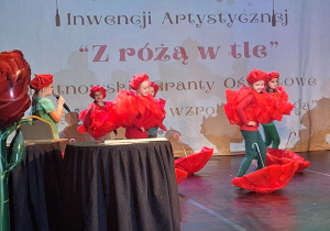 Dzieci podczas występu na scenie