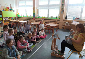 Dzieci obserwują jak działa kołowrotek