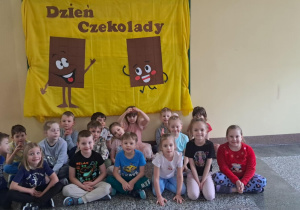 Dzieci podczas wspólnego zdjęcia
