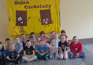 Dzieci podczas wspólnego zdjecia