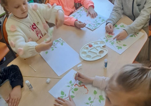 Wykonanie pracy plastycznej przez dzieci