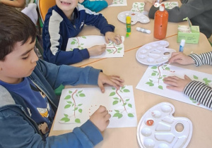 Wykonanie pracy plastycznej przez dzieci