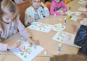 Wykonanie pracy plastycznej przez dzieci