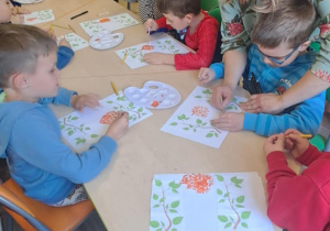 Wykonanie pracy plastycznej przez dzieci