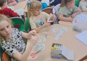 Wykonanie pracy plastycznej przez dzieci