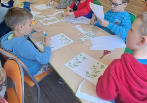 Wykonanie pracy plastycznej przez dzieci