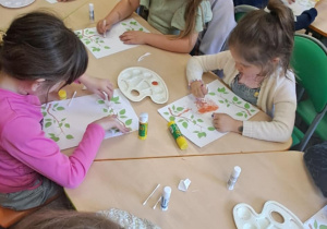 Wykonanie pracy plastycznej przez dzieci