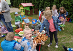 Dzieci w ogrodzie przedszkolnym