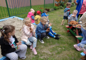 Dzieci w ogrodzie przedszkolnym