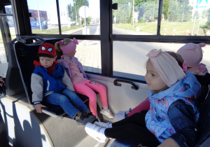 Dzieci w autobusie