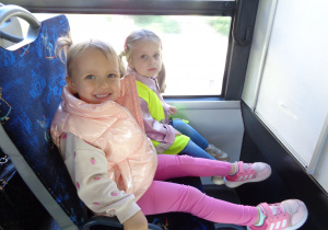 Dzieci w autobusie