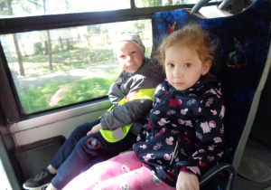 Dzieci w autobusie