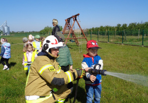 Dzieci z wężem gaśniczym