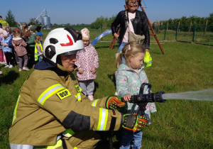 Dzieci z wężem gaśniczym