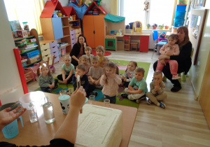 Dzieci obserwują eksperymenty